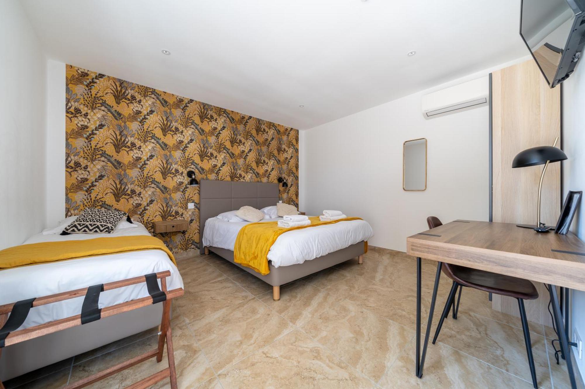 Logis Hotel Le Chene Vert Bollene Exterior photo