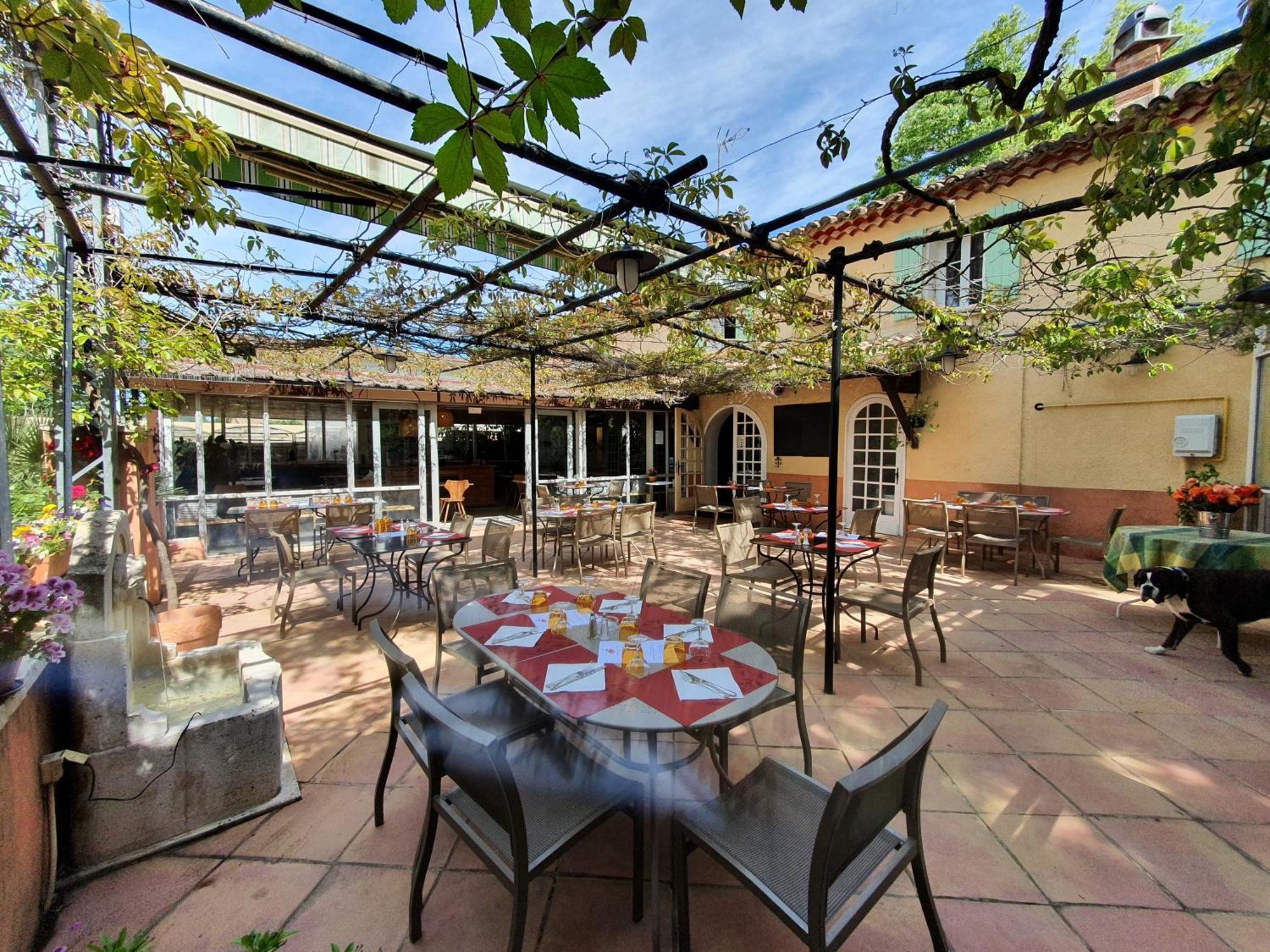 Logis Hotel Le Chene Vert Bollene Exterior photo